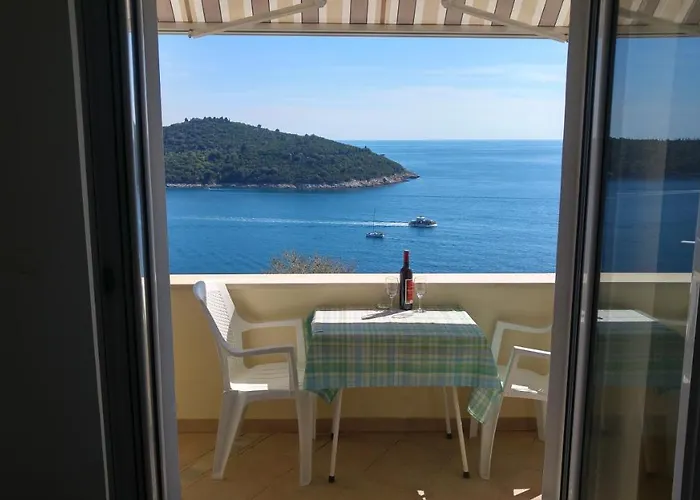 Nik 1 The Views Apartmán *