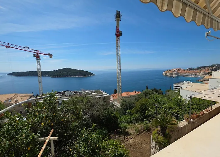 Nik 1 The Views Apartmán *